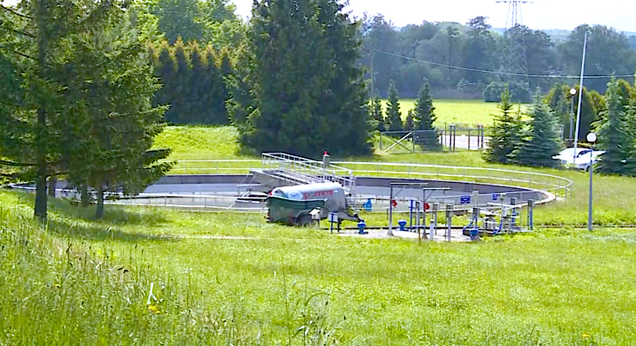 Makabryczne odkrycie w oczyszczalni ścieków – policja prosi o pomoc w znalezieniu matki dziecka