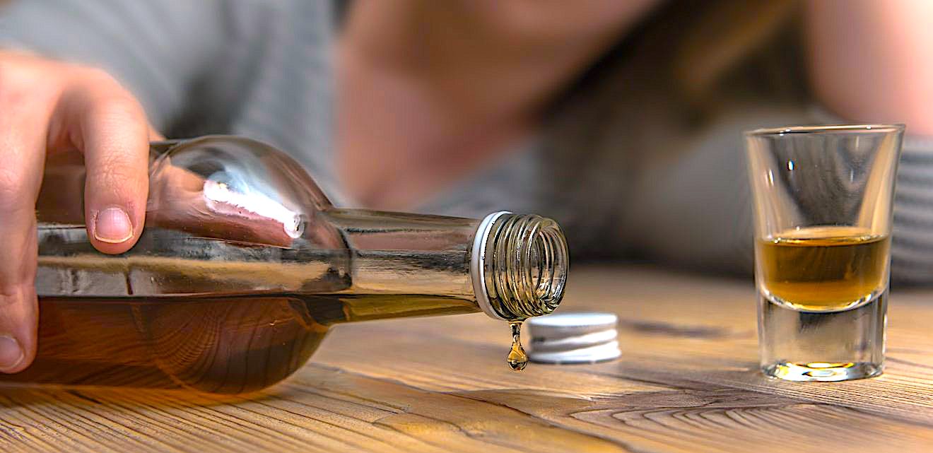 Pijana matka z dzieckiem szła środkiem ulicy – kierowca pod wpływem narkotyków jechał przez miasto