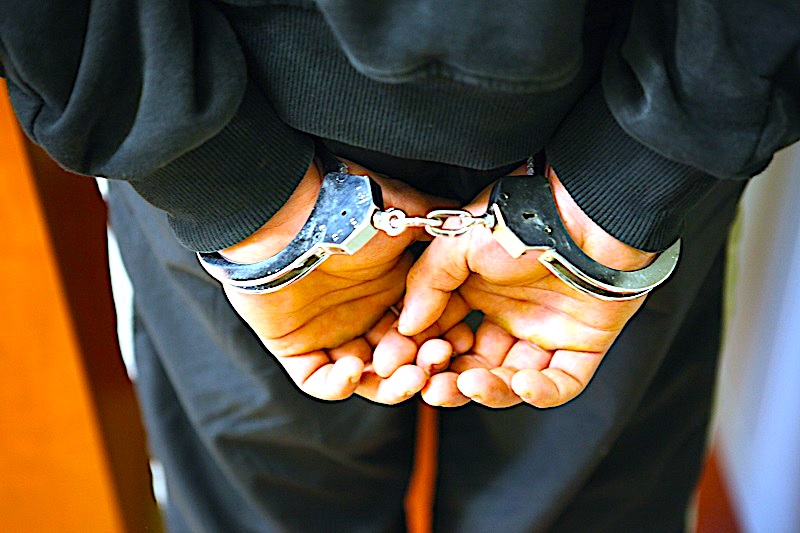 Przemoc wobec matki, handel narkotykami i kradzież samochodowa – sprawcy zatrzymani i czekają na osąd