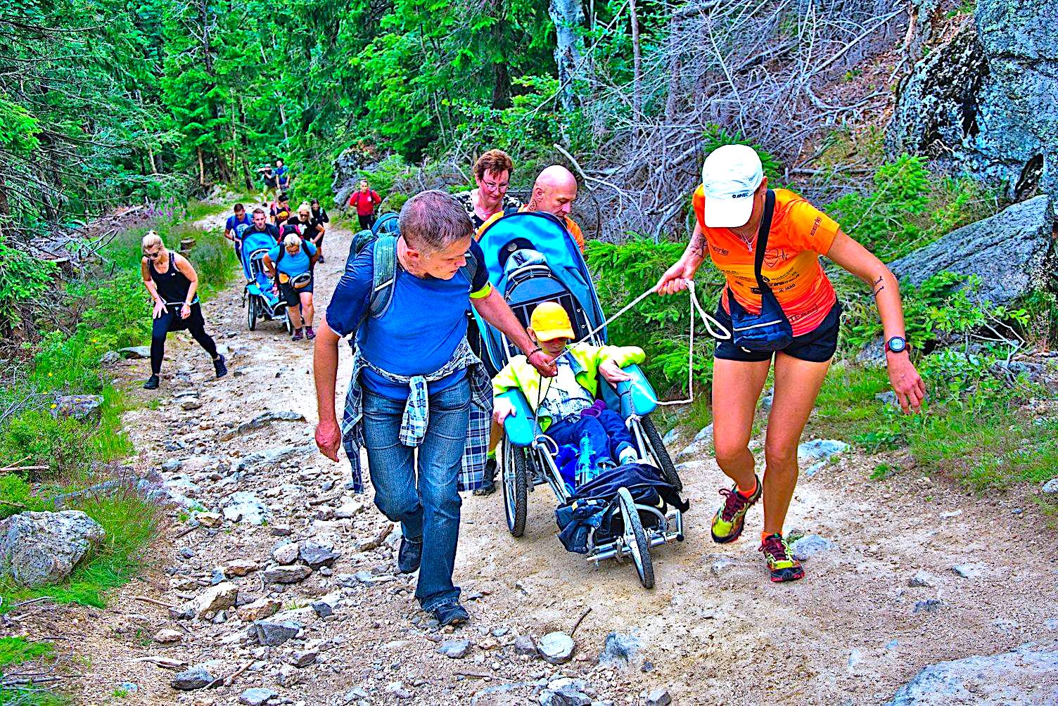 Sportowcy, artyści i podróżnicy dołączają do akcji „Łączą nas góry” – zbiórka na wycieczki po Sudetach dla osób z niepełnosprawnościami