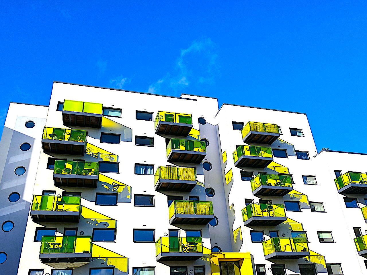 Szał na domy i działki trwa – jednocześnie mieszkania wracają do łask