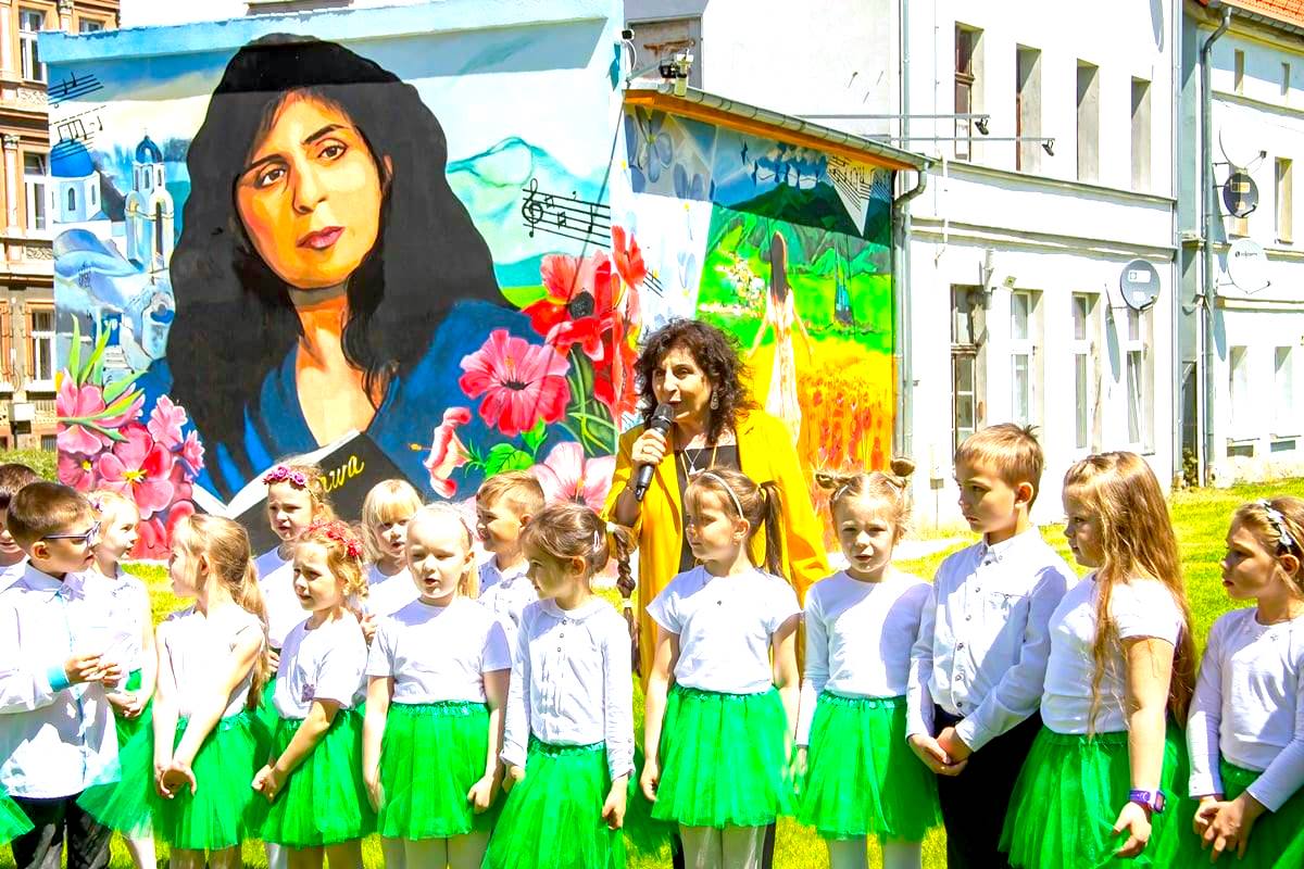 To miejsce będzie zawsze „po słonecznej stronie życia” – skwer Eleni w Bielawie