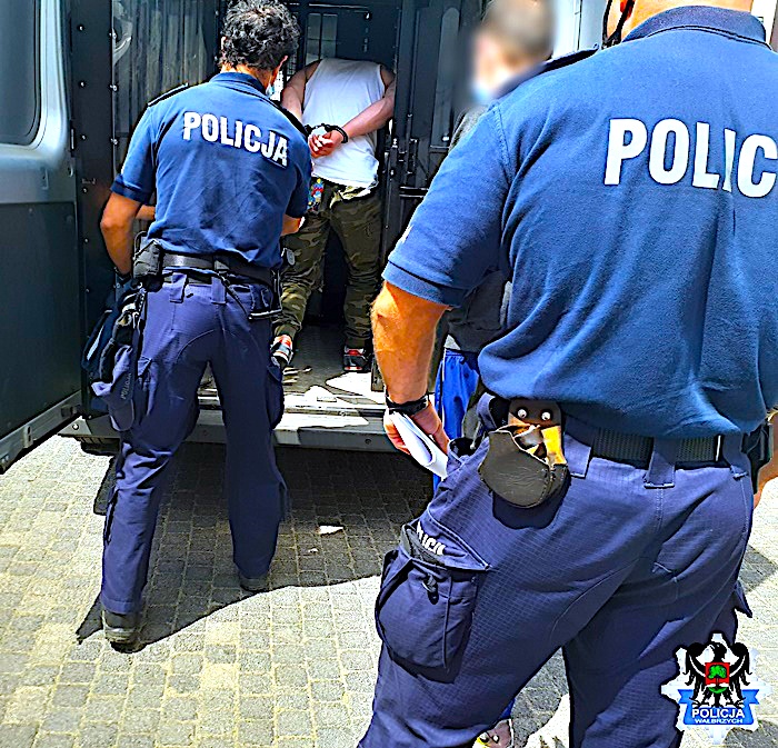 Wpadówka na nocnym spacerku – na dodatek agresja wobec policjantów