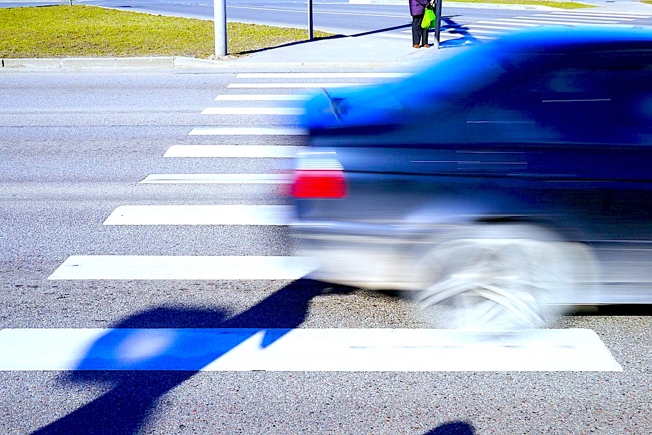 Bezpieczeństwo pieszych na drogach samorządowych – jest LISTA gmin i powiatów z dotacjami na zadania drogowe – Jaworzyna Śląska „rozbiła bank”