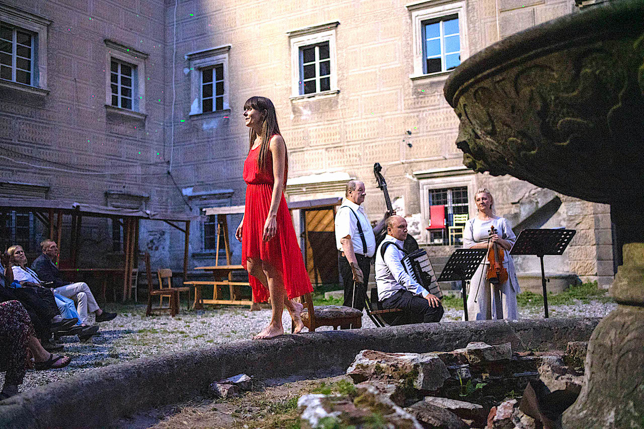 Home Beyond the Borders? (Dom ponad granicami?) – premiera spektaklu inspirowanego powieścią Olgi Tokarczuk