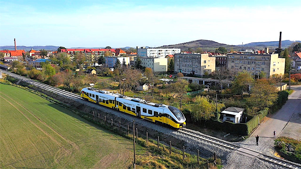 Przejście przez tory kolejowe musi być bezpieczne – jest szansa na rozwiązanie problemu w Bielawie