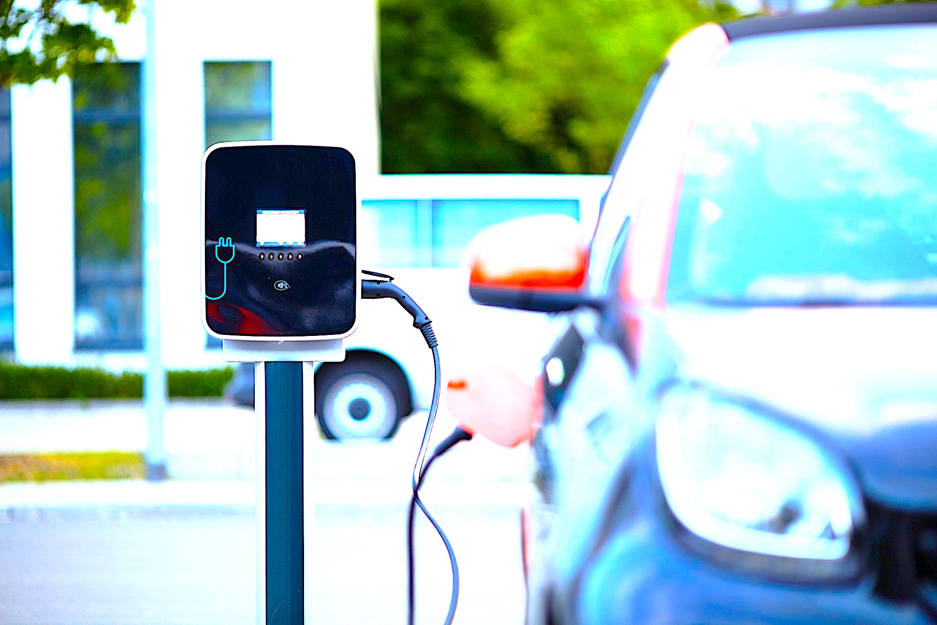 Wynajmij „elektryka” na testy – możesz mieć także swoją stację ładowania