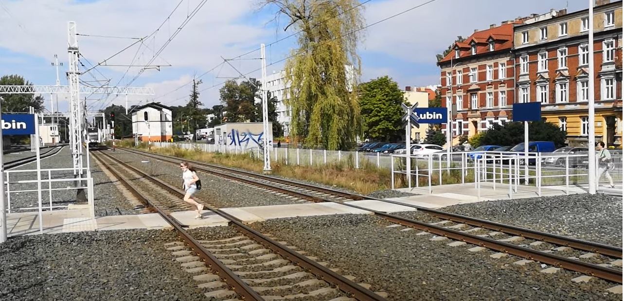 Całe rodziny nielegalnie przekraczają przejście kolejowe w Lubinie. Kiedy dojdzie do tragedii? [WIDEO]