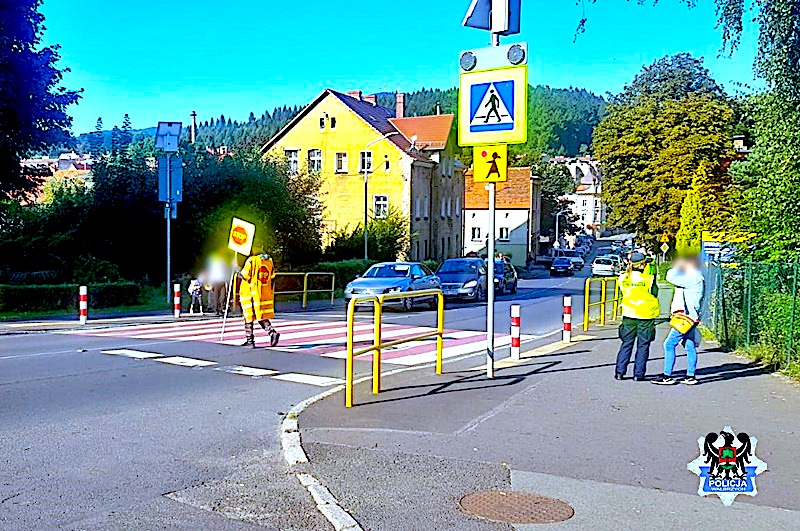 Zaczął się nowy rok szkolny i do szkół powrócili najmłodsi – w drodze do szkoły lub do domu korzystają z przejść dla pieszych…