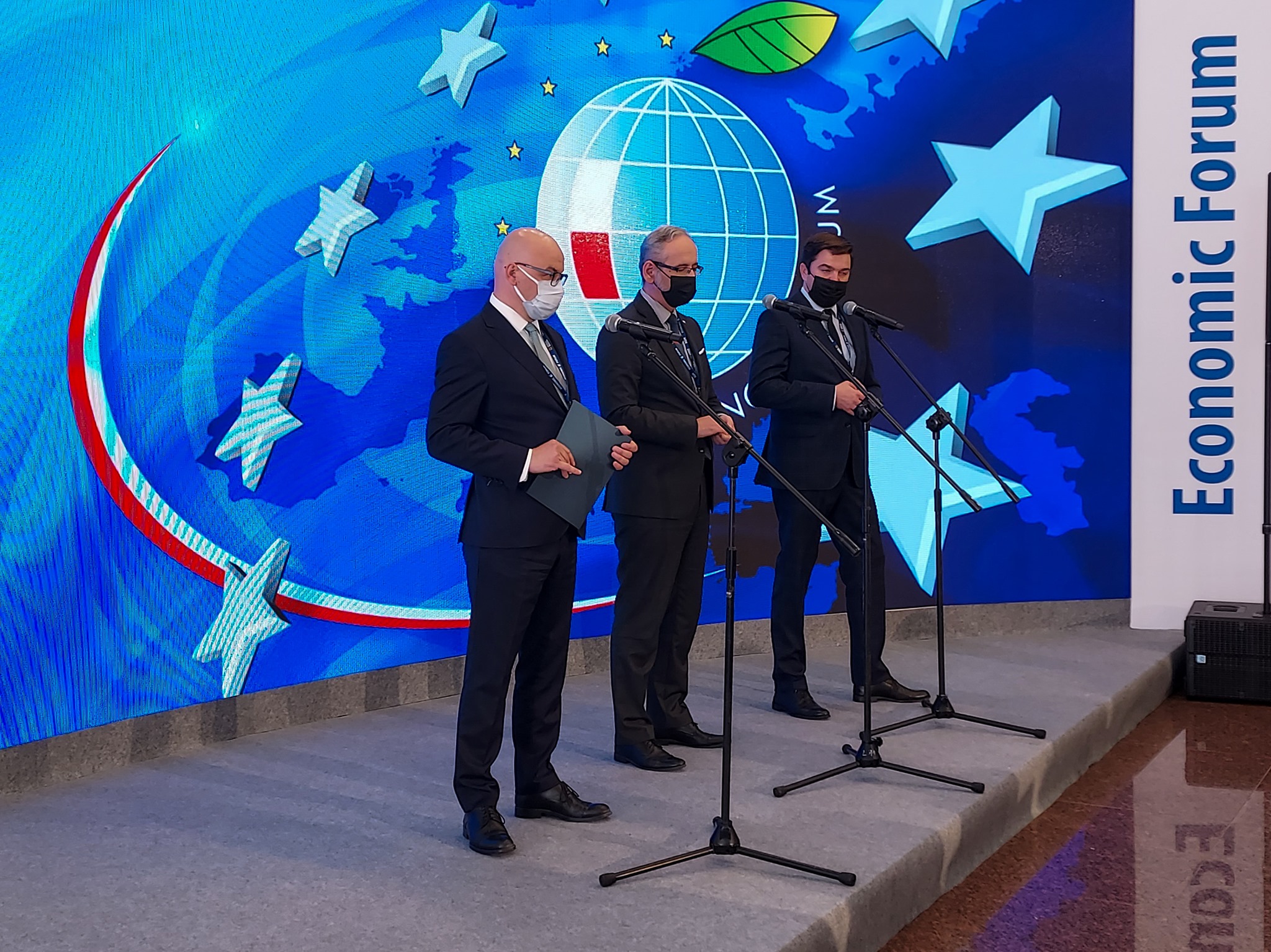 Antyszczepionkowcy na Forum Ekonomicznym w Karpaczu. Wulgaryzmy i szarpanina z rzecznikiem Ministerstwa Zdrowia