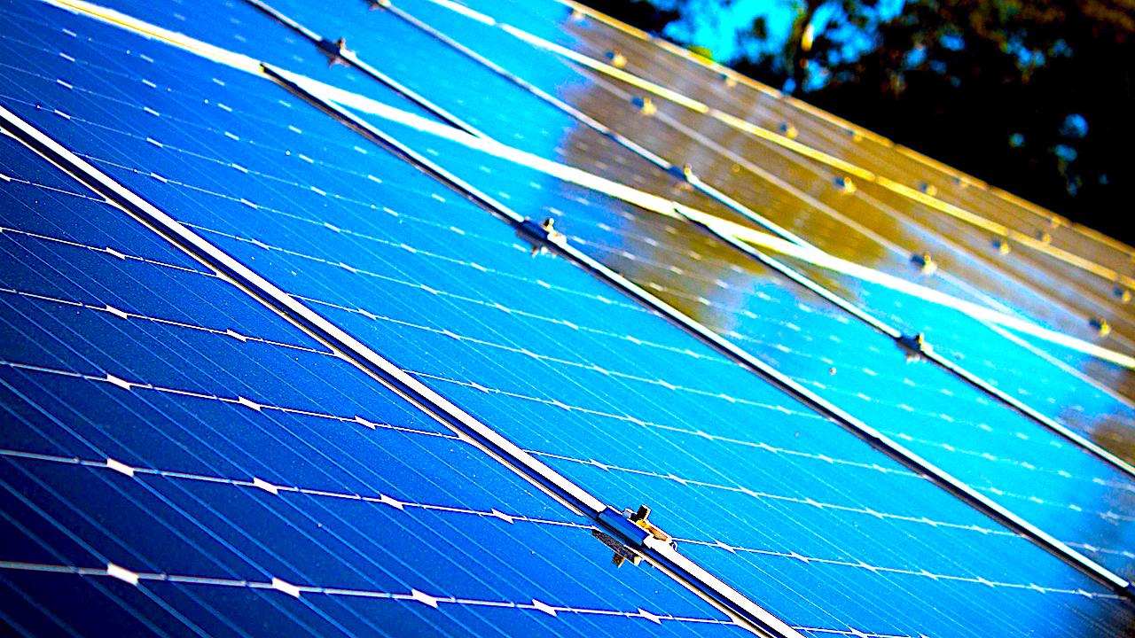 1000 paneli fotowoltaicznych na 13 budynkach – dzięki dotacji i własnym środkom Bielawa ogranicza niską emisję