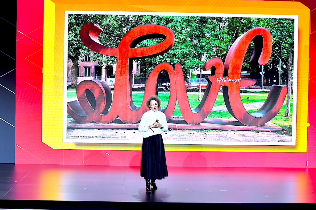 Algorytmy niszczą relacje międzyludzkie – potrzebny jest powrót do wartości w internecie