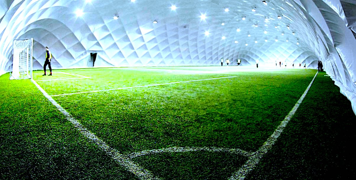 Boisko pod dachem – piłka będzie w grze niezależnie od pory dnia czy pogody