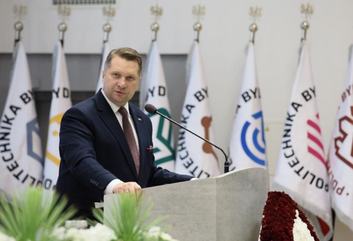 Rząd chce utrzymać naukę stacjonarną. Czarnek ws. zdalnego nauczania