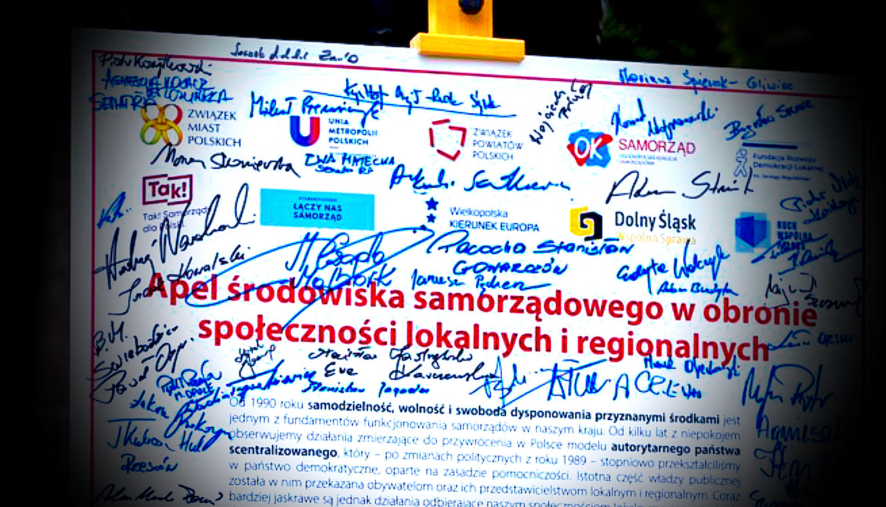 Towarzyszki i towarzysze z krainy rad zlecieli się do teatru – byli sami ze sobą na scenie i widowni październikowej rewolucji [KOMENTARZ SUBIEKTYWNY]