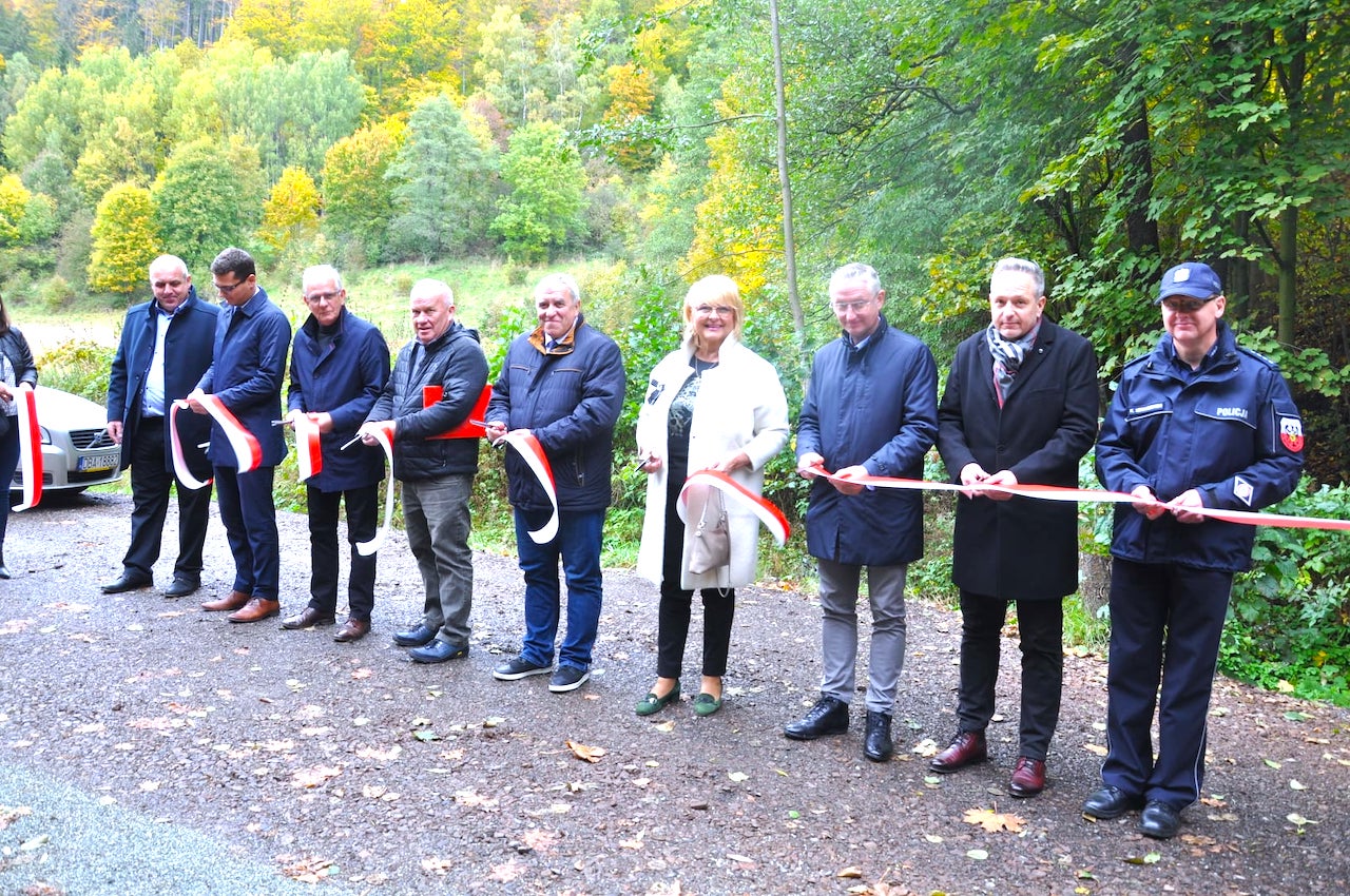 Współpraca samorządów z konkretnymi efektami – odnowiona trasa pomiędzy Mieroszowem a Głuszycą