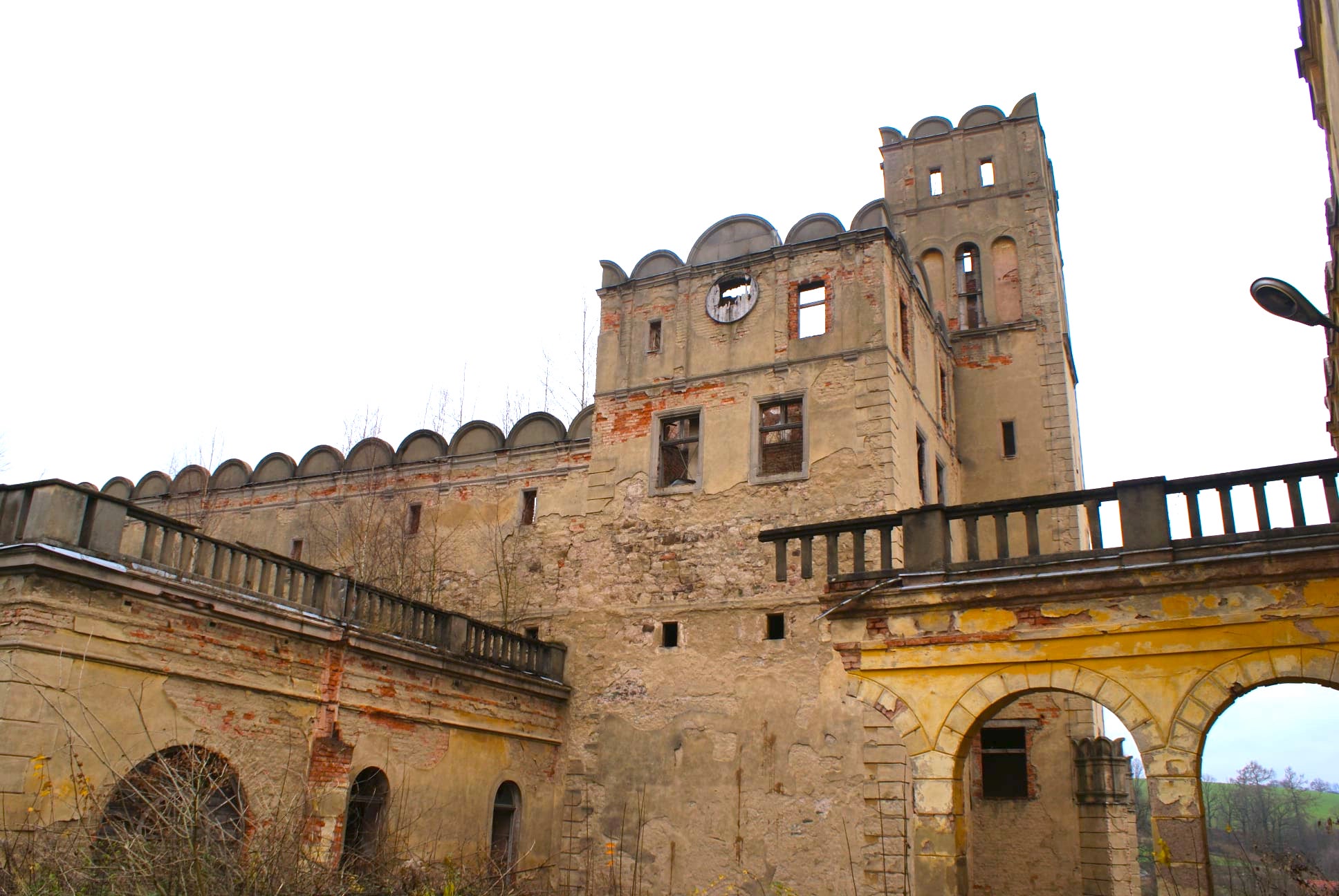 Złe czasy dla zamku w Ratnie skończyły się – jest nowy właściciel i ma ambitne plany