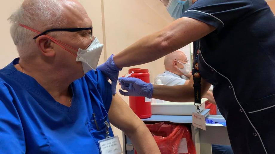 Antyszczepionkowcy grożą prof. Simonowi śmiercią