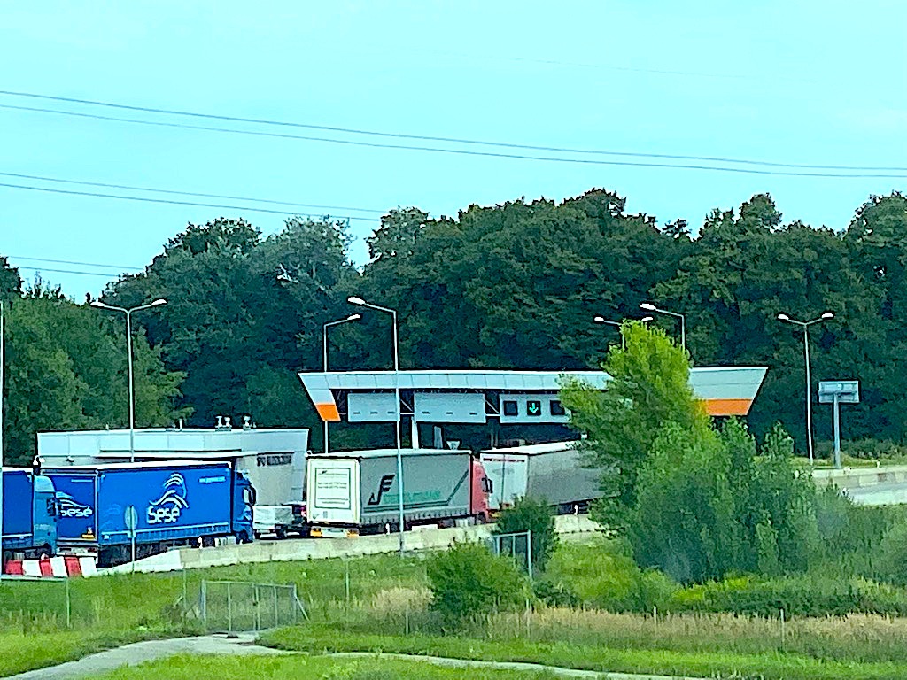 Koniec szlabanów na państwowych autostradach – przejazd opłacisz aplikacją