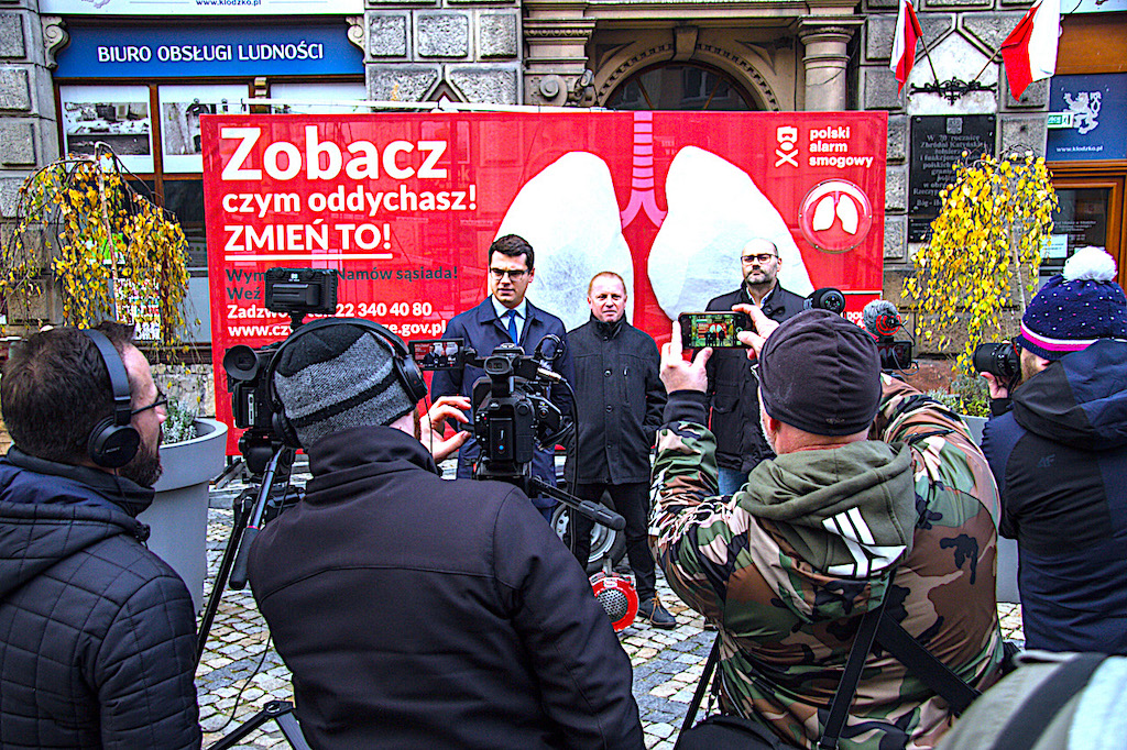 Mobilne płuca badają powietrze w Kłodzku – alert smogowy II stopnia obejmuje 15 dolnośląskich powiatów