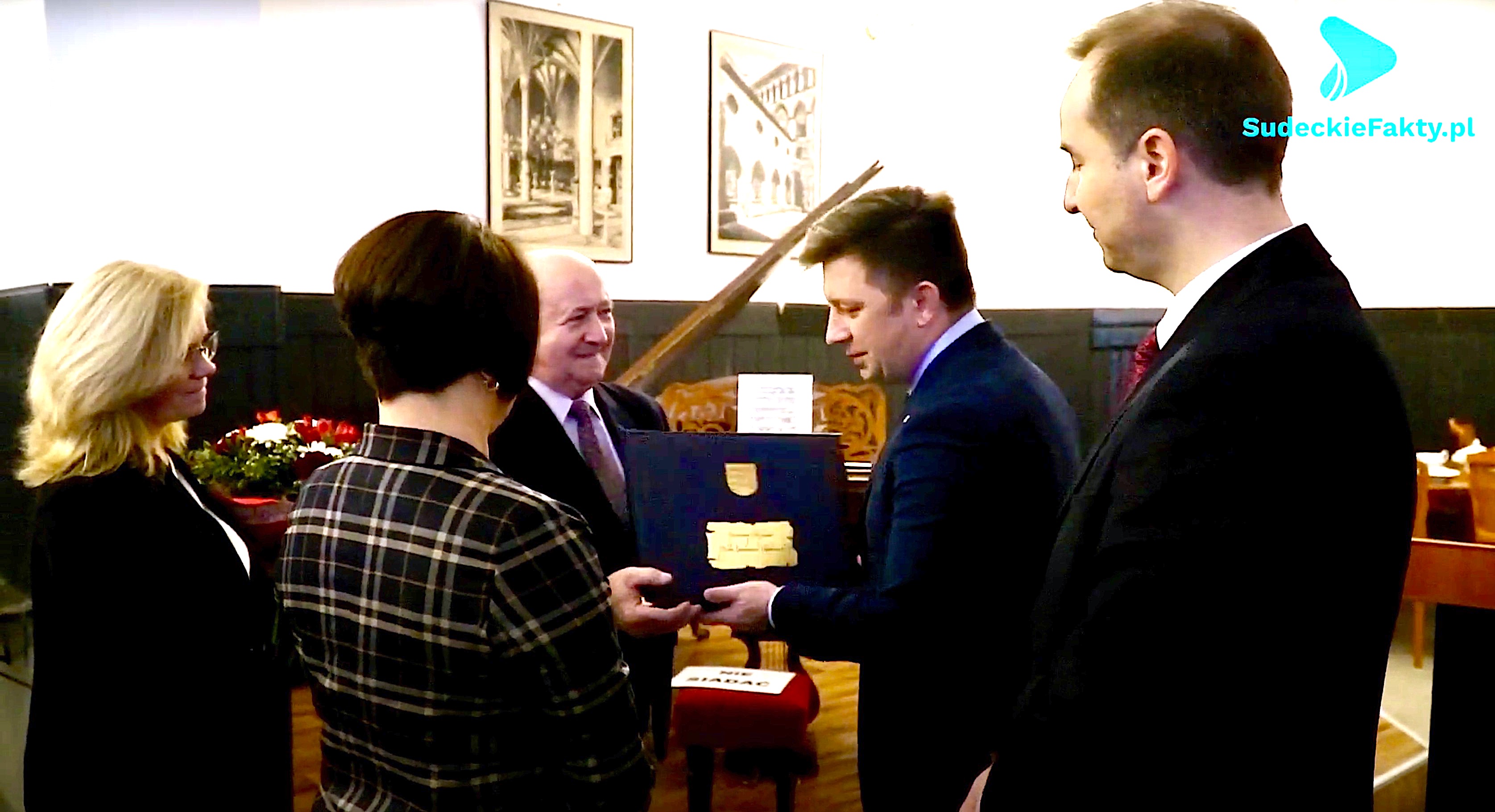 Samorząd wyróżnił ministra – Michał Dworczyk honorowym obywatelem Kamieńca Ząbkowickiego [VIDEO]