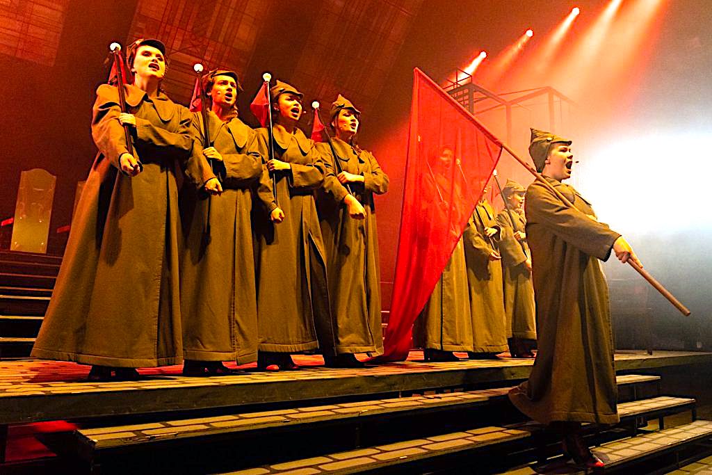 Świat ginął pod butem nieubłaganej, czerwonej rewolucji – „Zmierzch – świtem…”