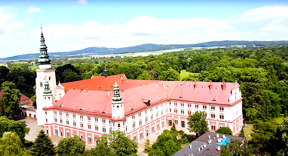 Zabytkowe opactwo z geotermalnym źródłem ciepła – warto zobaczyć jak w Henrykowie spotkały się wiek XIII z wiekiem XXI [VIDEO]