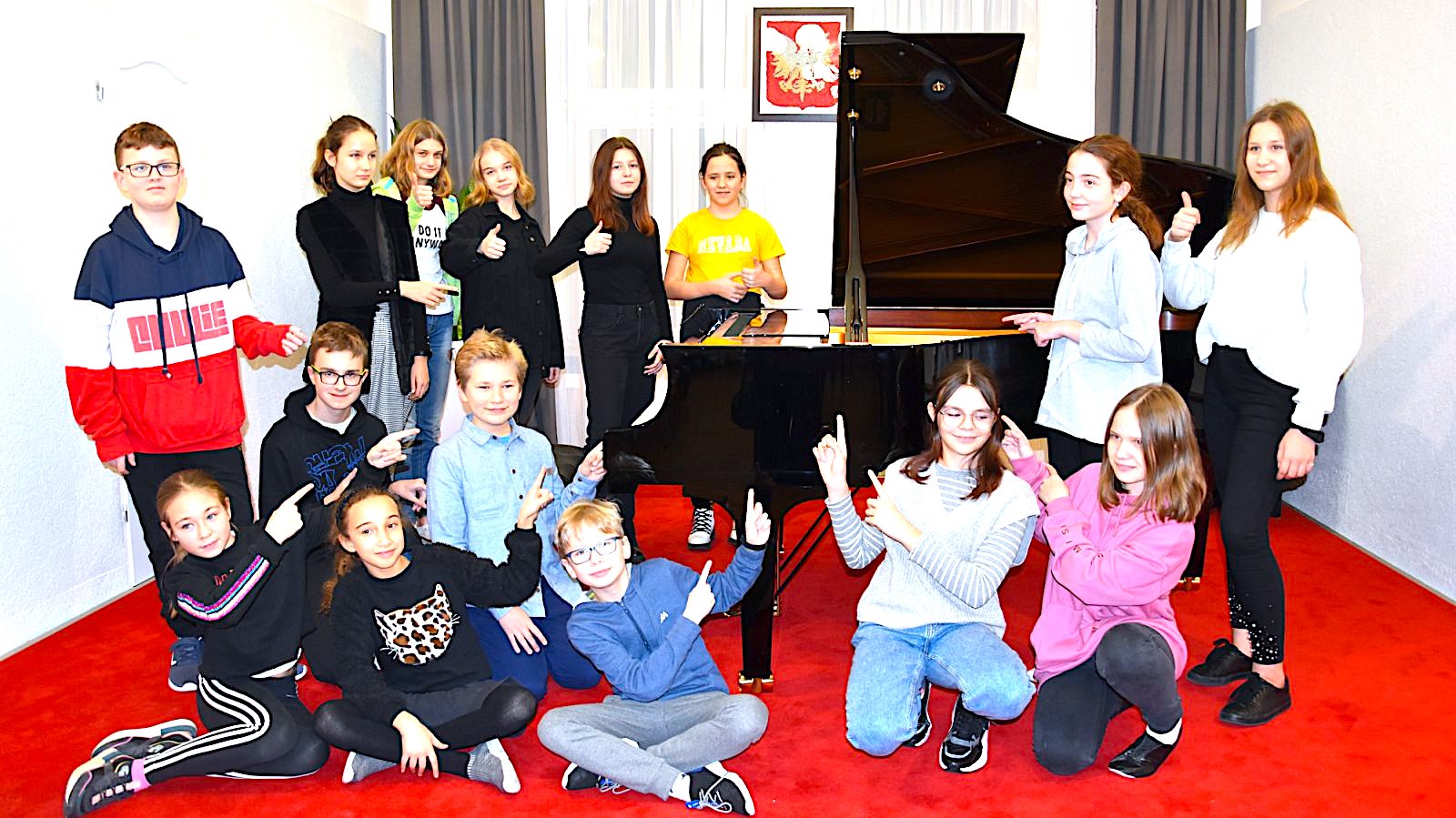 Fortepian mistrzów już jest w Dzierżoniowie – uczniowie szkoły muzycznej otrzymali wyjątkowy instrument