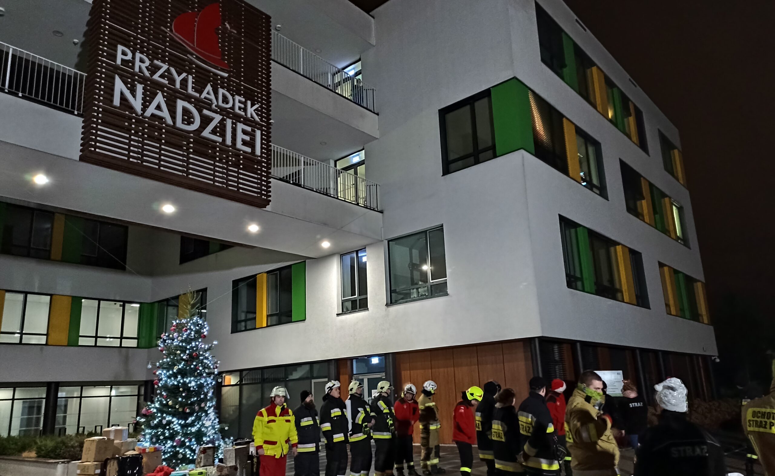 Piękny gest strażaków i policjantów dla najmłodszych pacjentów