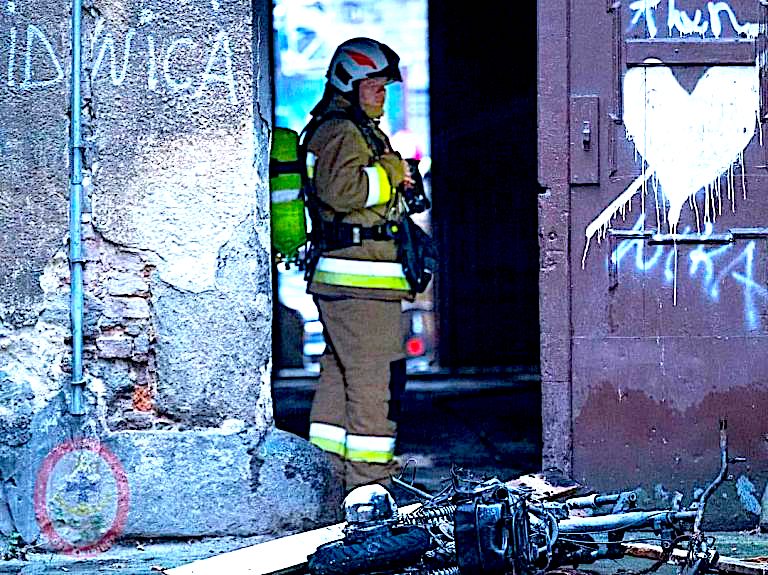 Młody podpalał – seniorka dała się oszukać