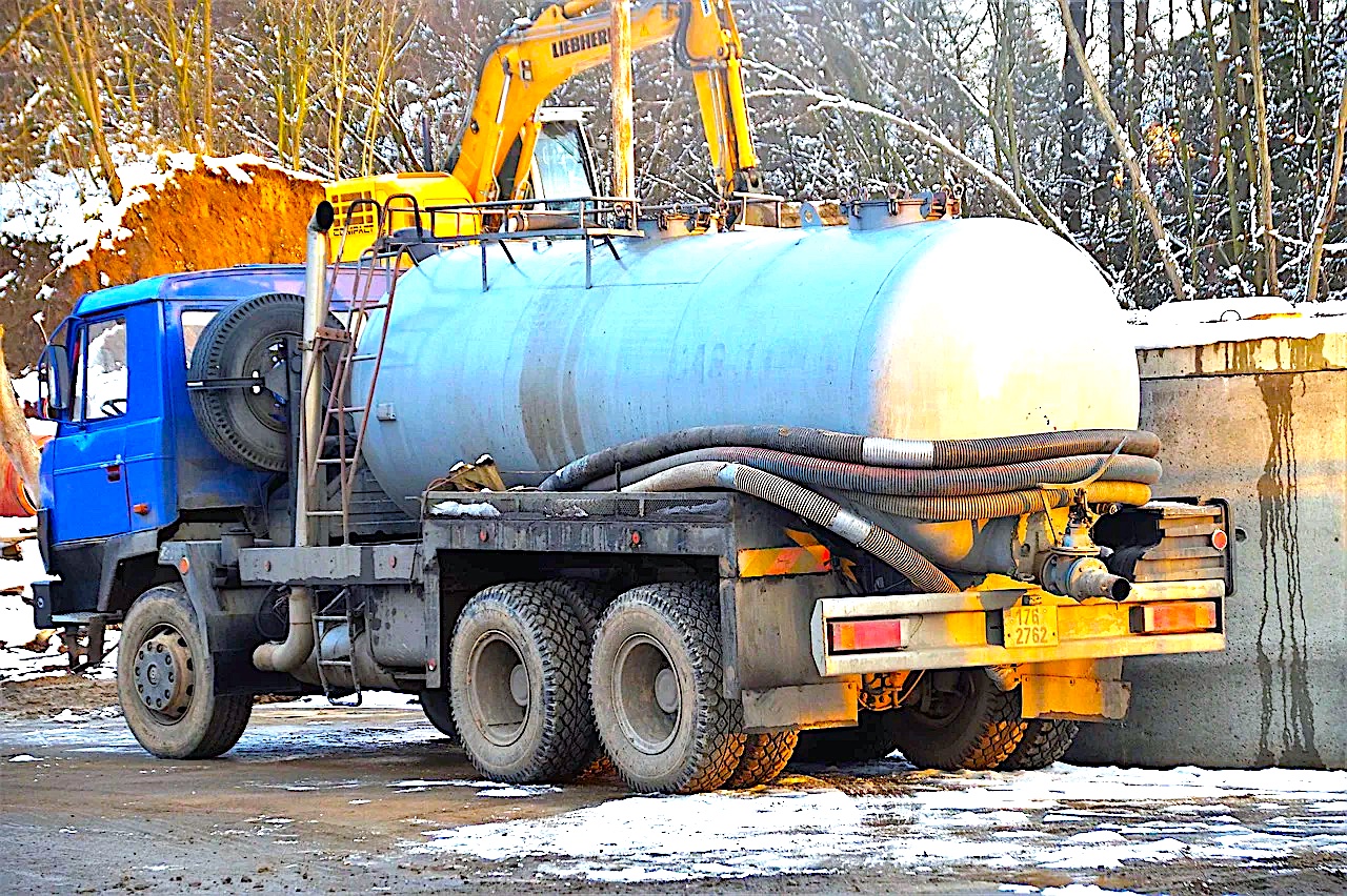 Gminy będą mogły sprawdzać, czy szambo jest wywiezione – unijnymi dyrektywami w toksyczny problem