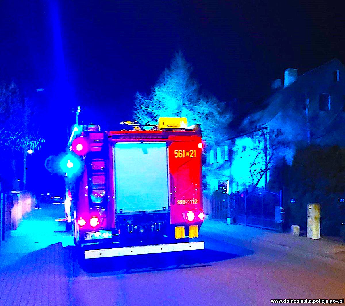 Groźny pożar i niebezpieczny kierowca – jednej nocy policjanci dwóm zapobiegli tragediom