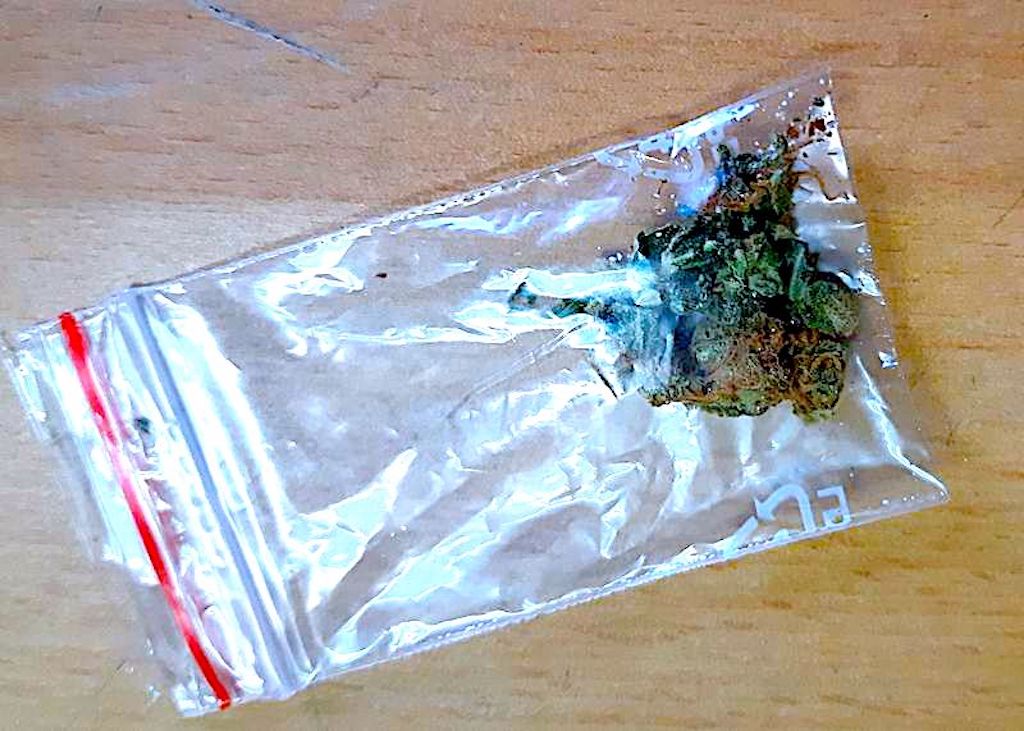 Młodzi w sidłach narkotyków – czeka ich kara, ale czy to rozwiązuje problem?