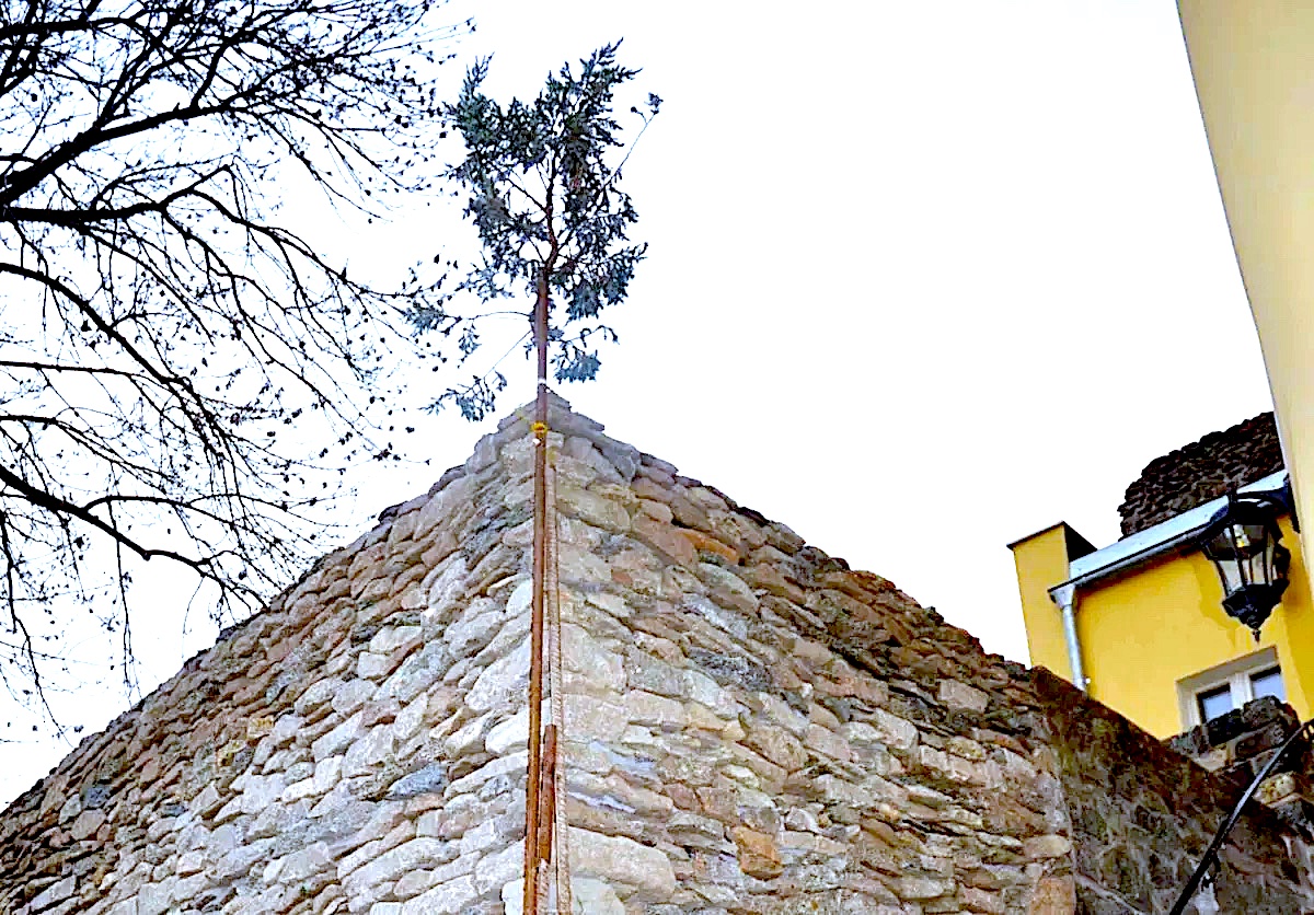 Niemcza odbudowuje umocnienia – historyczne mury z wiechą