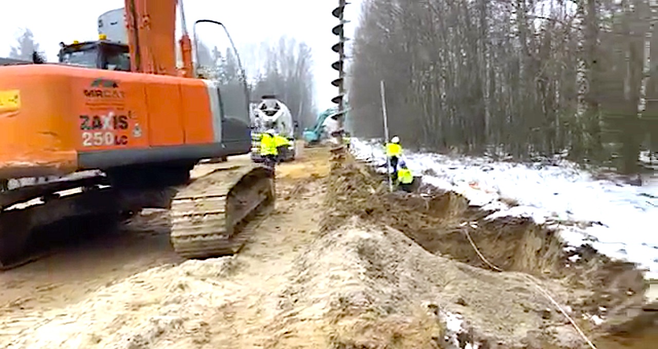 Trwają prace przy budowie zapory na granicy polsko-białoruskiej [VIDEO]
