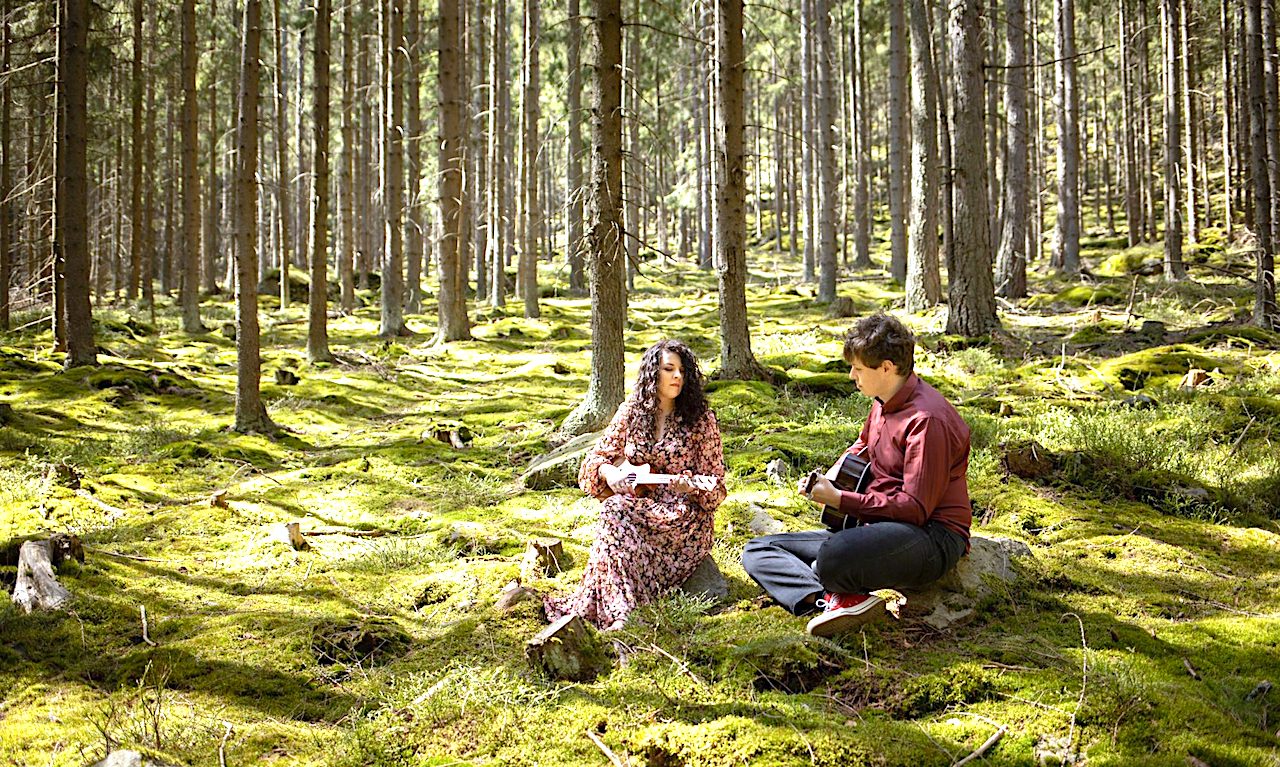 Moc słowa wplątana w akustyczne dźwięki – „Ponad Chmurami”