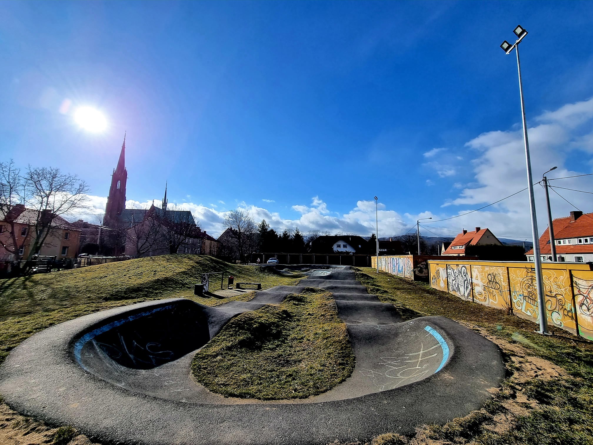 Oświetlenie „na życzenie” – bielawski pumptrack czynny po zmroku