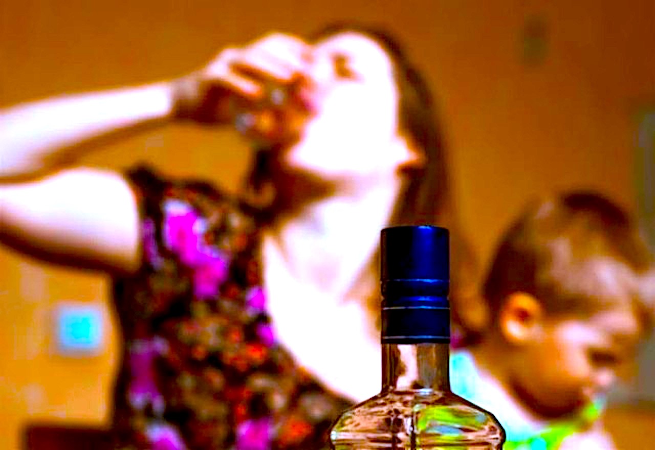 Pijana matka! Pijany kierowca! Od alkoholu zaczyna się droga na manowce