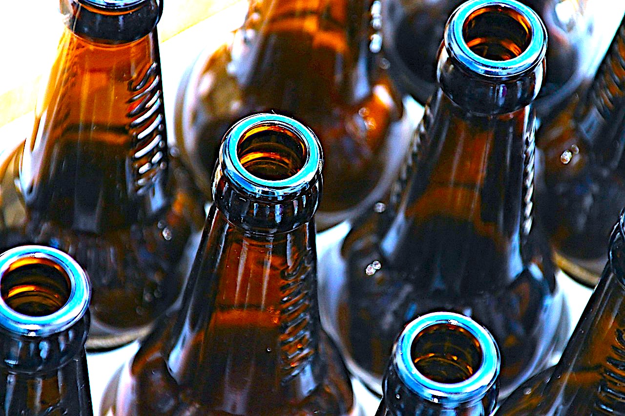 Rozpoczynają się konsultacje publiczne dotyczące powszechnego i „bezparagonowego” systemu kaucyjnego