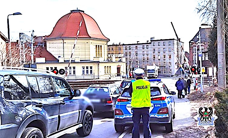 Za nieostrożność można srogo zapłacić – na drodze i w sieci internetowej