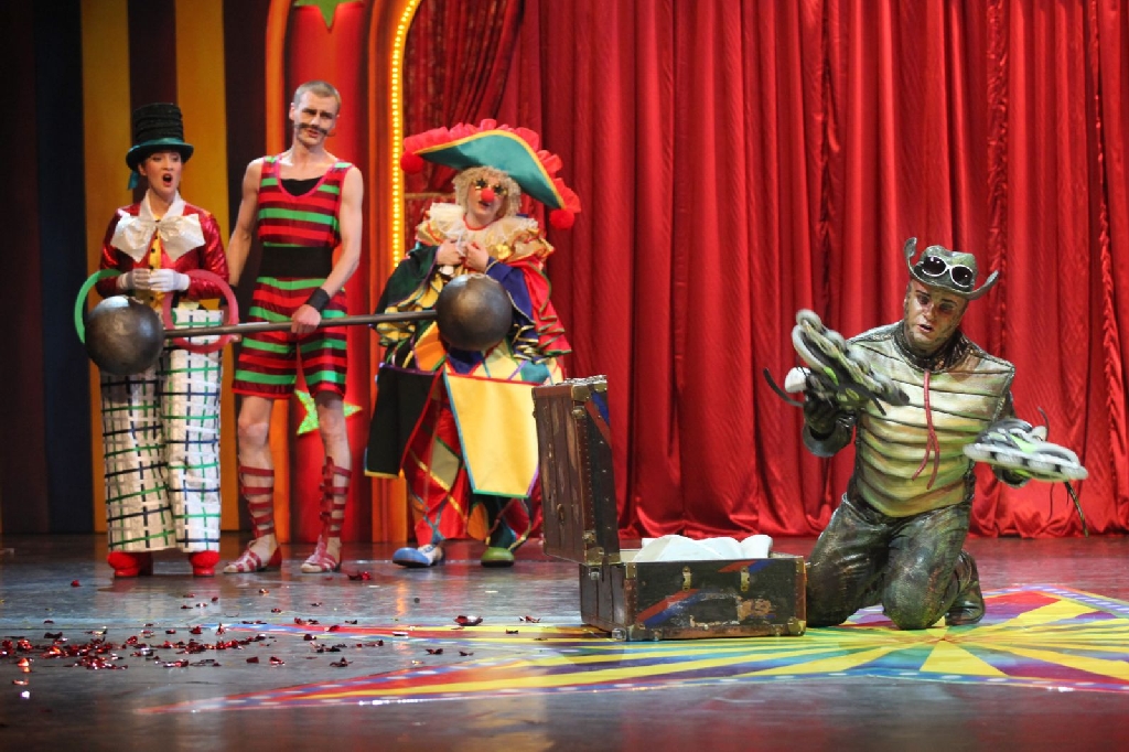 Gdziekolwiek się pojawia, próbuje dostosować swój śpiew – „Sid, wąż, który chciał śpiewać”