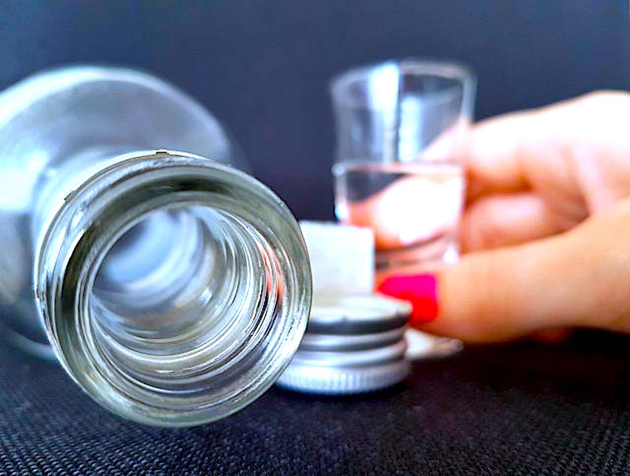 Kompletnie pijana matka – dziecko w wyziębionym domu