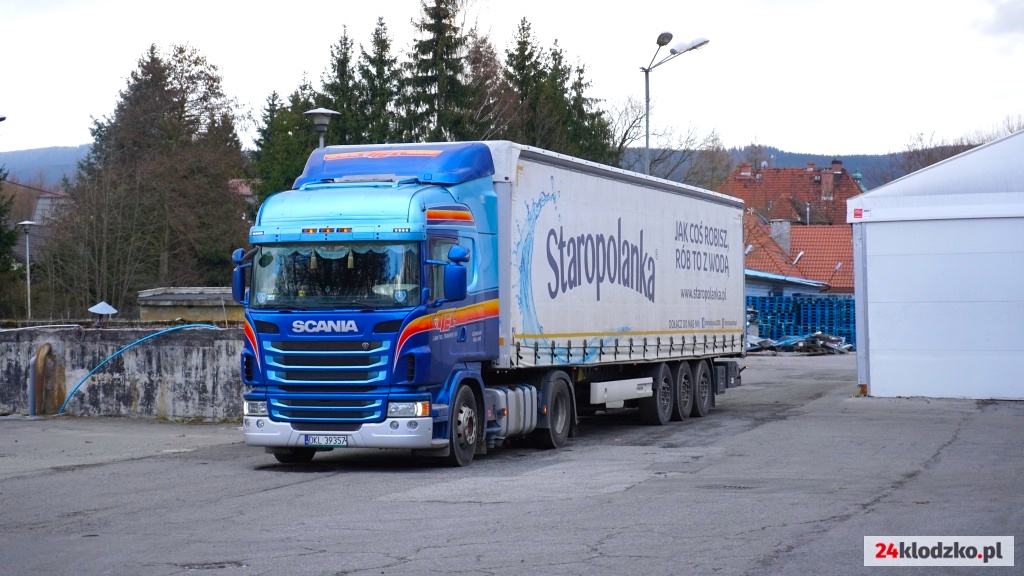 „To nasz gest solidarności z Ukrainą” – Uzdrowiska Kłodzkie przekazały wodę „Staropolanka” uchodźcom na granicy