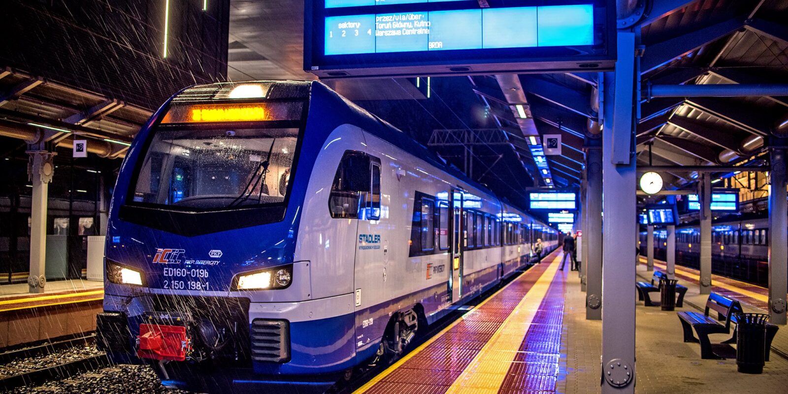 Wielka awaria PKP w Polsce – wiele pociągów odwołanych, inne bardzo spóźnione – narada w rządowym zespole ds. incydentów krytycznych / AKTUALIZACJA 4