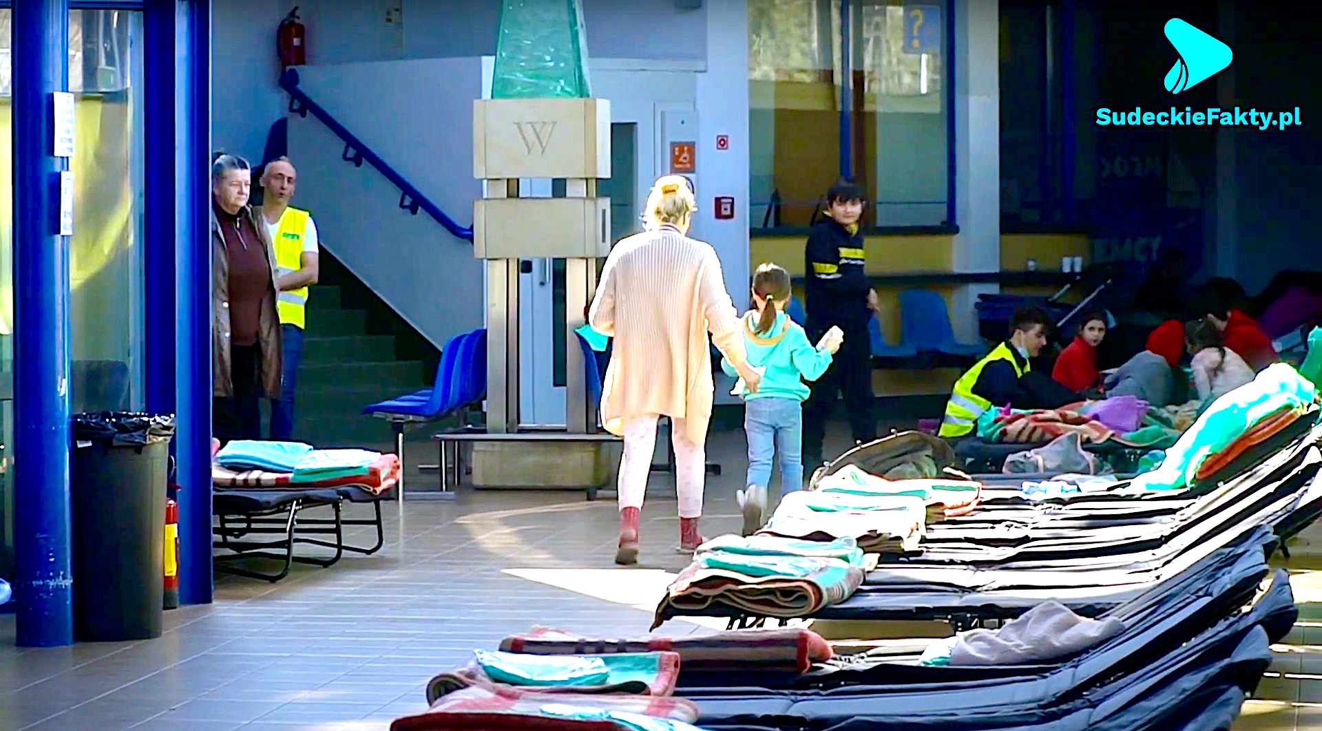 Życie jest pełne niespodziewanych okoliczności – schronienie dla uchodźców z Ukrainy na wrocławskim lotnisku [VIDEO]