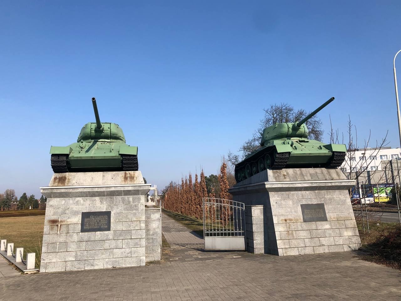 Sowieckie czołgi witają wjeżdżających do Wrocławia. Powinny zniknąć? [FELIETON]