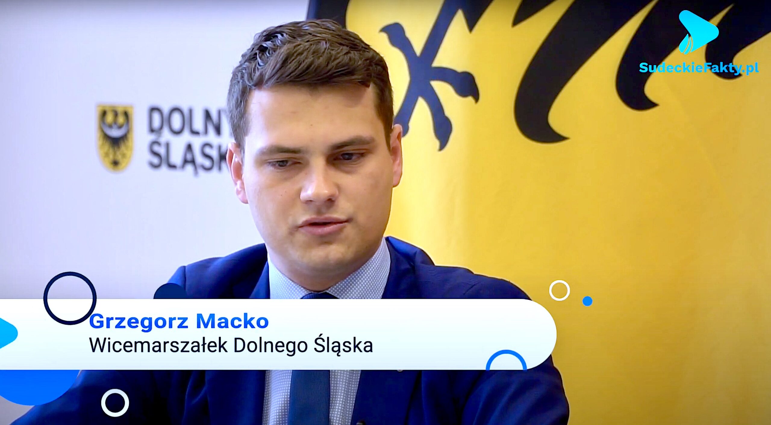 Grzegorz Macko: „Kontynuujemy projekty rozwijające w sposób zrównoważony cały Dolny Śląsk – gospodarka, zdrowie i komunikacja na pierwszym planie” – 2 część rozmowy [STUDIO FAKTY]