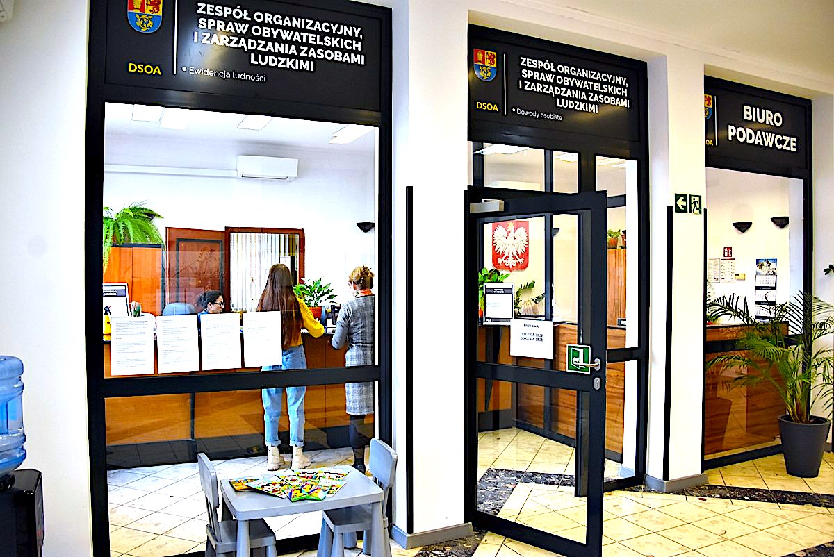 Rodzice z Ukrainy załatwiają formalności w urzędzie – ich dzieci w tym czasie mają chwilę kolorowej radości