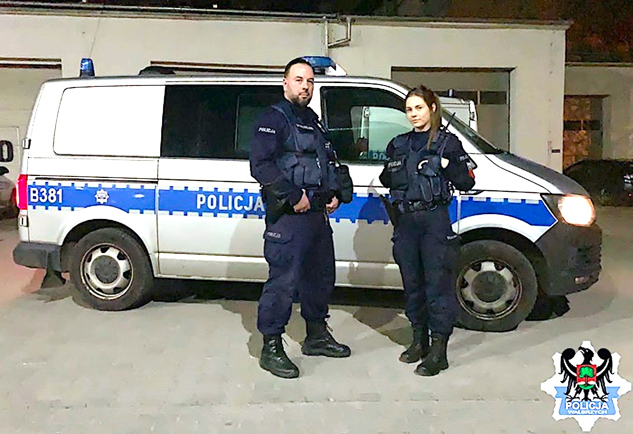 Desperat uratowany przez dwoje policjantów – liczyły się dosłownie sekundy!