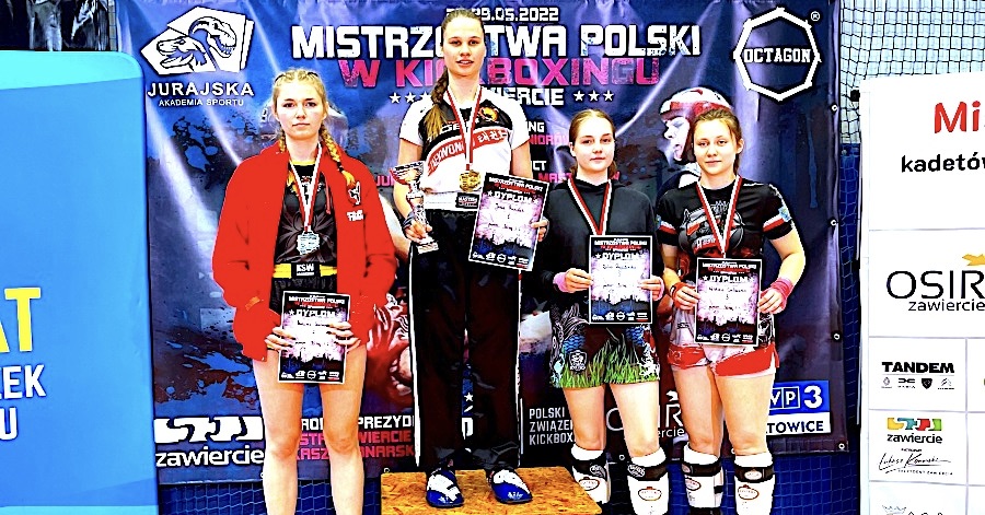 Podwójne mistrzostwo Polski w kickboxingu – Julia Musiałek z Bielawy nie do pokonania